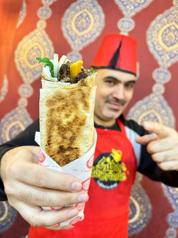 Shawarma de carne no pão sírio servido no Sabor do Oriente